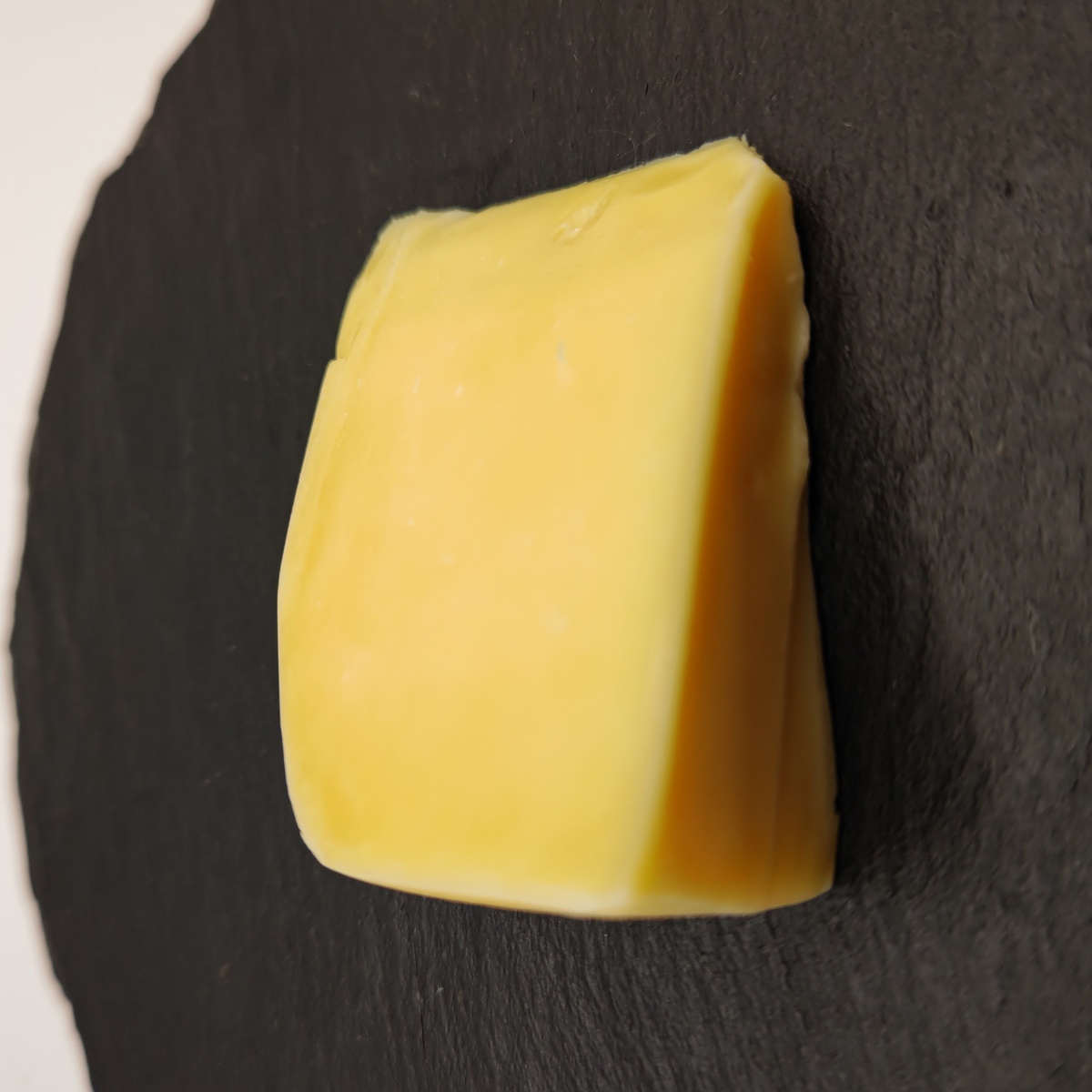 手作り北海道産グラスフェッド　ゴーダチーズ