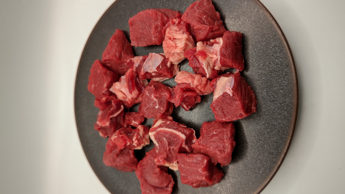 NZ産牧草牛 <BR>肩ロース角切り<BR>カレーやシチューの煮込み用