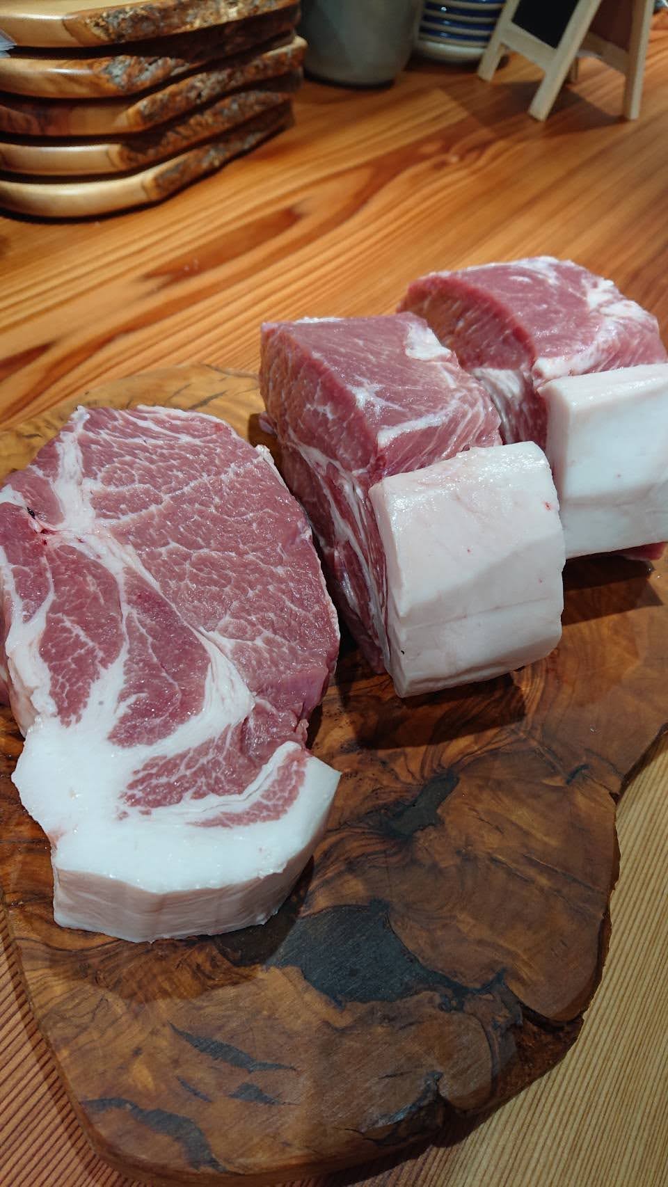 北海道産放牧豚<BR>肩ロースブロック 500g<BR>✨ステーキ・焼肉・煮物などに