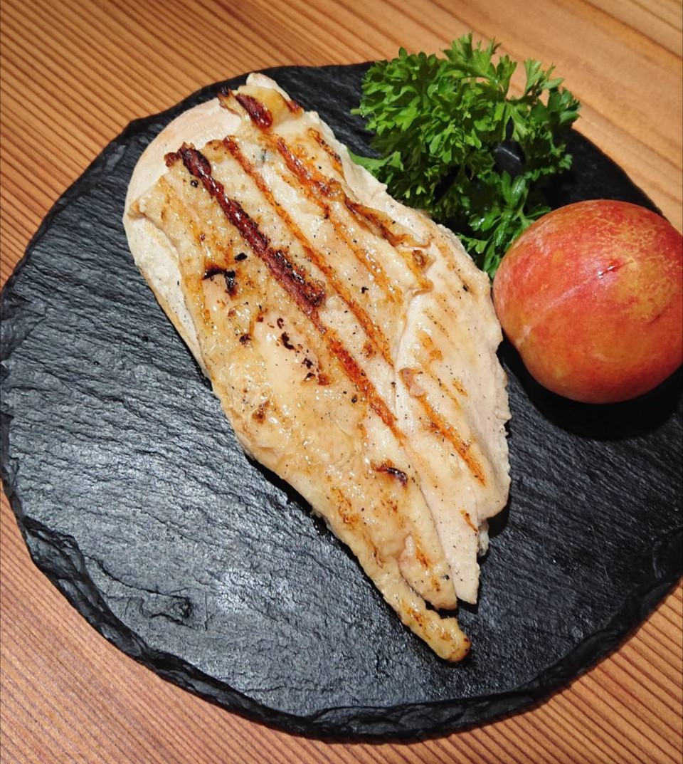 徳島産平飼い鶏「しっ鶏」ロースト<BR>むね肉 270g~<BR>✨低温調理でしっとりジューシー!