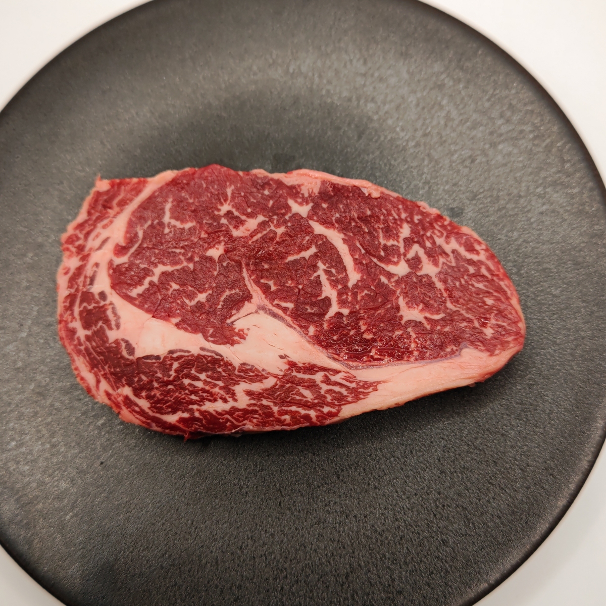 NZ産放牧牧草牛 リブロース肉ステーキ用220g<BR>牧草牛ブランド！シルヴァーファンファーム社<BR>最上級ランク『パスチャーフェッド』使用<BR>✨国産牛に近いサシがある！お祝いの席に！