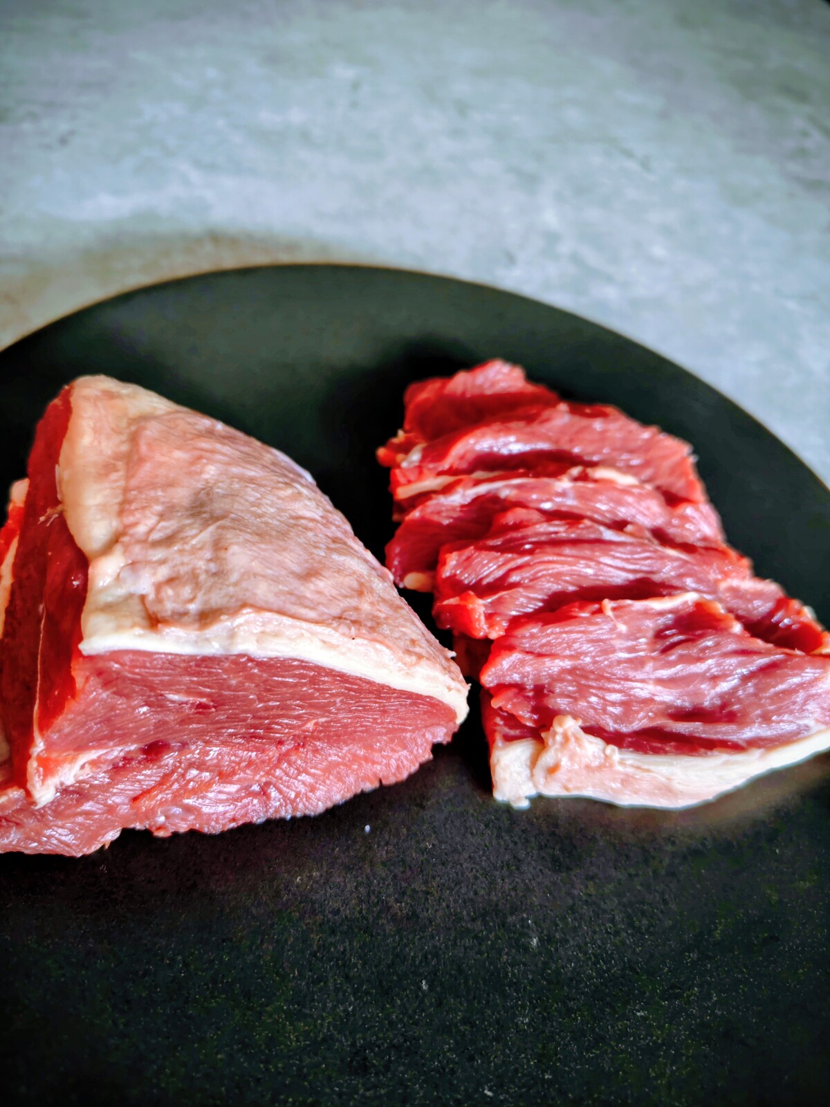 NZ産放牧牧草飼育ラム　ランプ肉ブロック300g安全基準の高いブランド『シルヴァーファンファーム社』⭐焼肉、ステーキ、ロースト、炒め物など、どんな調理にも向いてます！